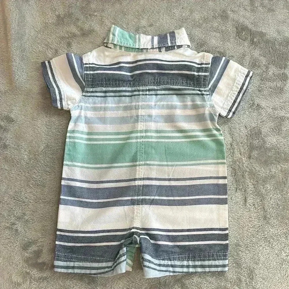 Old Navy - short sleeve shorts romper. Size 0 to  3 months - Picture 3 of 3